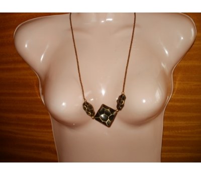  Moderní náhrdelník s přívěsky v hnědé barvě 